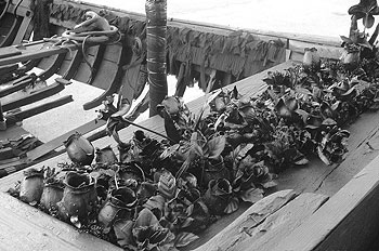  Milagre  ( 2004), barca de madera, hierro y diversos materiales del artista portugués João Pedro Vale.