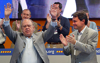 Artur Mas, a la derecha, aplaude a Jordi Pujol durante el Congreso de CDC en L'Hospitalet.