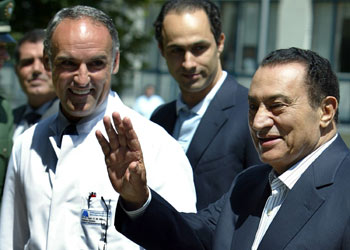 El presidente egipcio, Hosni Mubarak, saluda tras ser intervenido quirúrgicamente en Alemania.