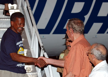 El reverendo Lucius Walker es recibido por autoridades cubanas a su llegada a La Habana.