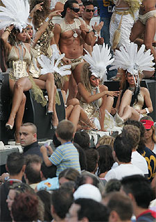 Fiesta electrónica y atasco en la Malva-rosa