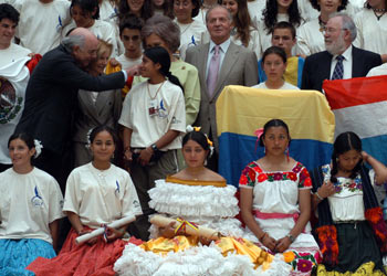 Los Reyes reciben a los expedicionarios de la Ruta Quetzal en el palacio de El Pardo.