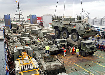Desembarco de material del ejército procedente de Irak