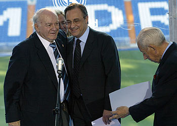Di Stéfano abraza a Pérez en la toma de posesión del nuevo presidente del Madrid.