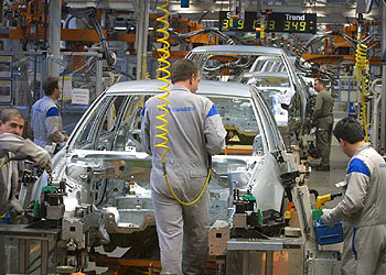 Empleados de la fábrica de Volkswagen en Wolfsburg (Alemania).