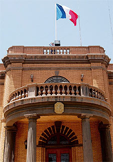 La bandera francesa fue izada ayer en la Embajada en Bagdad.