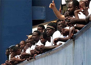 Los inmigrantes africanos a bordo del  Cap Anamur  observan las maniobras de atraque en el puerto italiano de Porto Empedocle, en Sicilia.