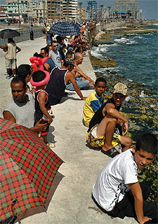 Numerosos cubanos acuden al Malecón para combatir la ola de calor.