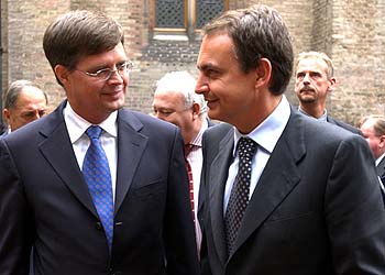 José Luis Rodríguez Zapatero, con su homólogo holandés, Jean Peter Balkenende, ayer en La Haya.