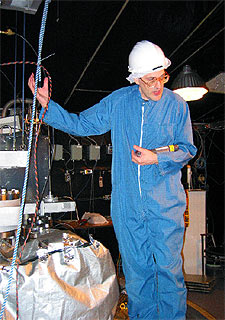 Fraser Duncan, director del mismo, muestra equipos electrónicos del laboratorio en la sala de calibración durante una visita reciente.