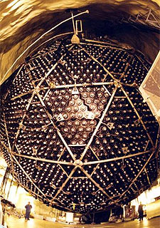 La vasija de agua pesada completamente rodeada de fotodetectores durante el montaje de la misma.