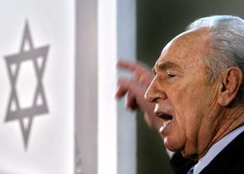 El líder del Partido Laborista, Simón Peres, se dirige a los delegados durante la conferencia de su partido celebrada ayer en Tel Aviv.