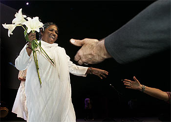 Amma, en la ceremonia de clausura del IV Parlamento de las Religiones.