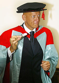 Pierluigi Collina, investido doctor  honoris causa  en la Universidad de Hull.