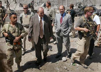 El primer ministro iraquí, Ayad Alaui, visita el lugar de la explosión, cerca de su oficina, en el centro de Bagdad.
