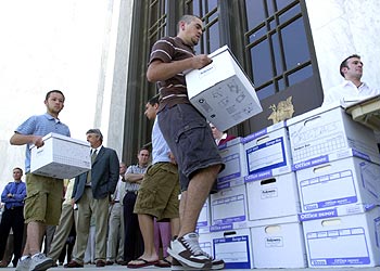 Voluntarios entregan firmas contra el matrimonio gay en el Capitolio de Salem (Oregón) en junio pasado.