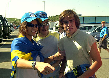 Fernando Alonso, ayer en el circuito de Jerez, rodeado de seguidores.