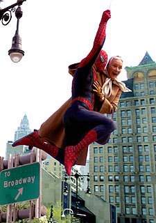 Spiderman traslada a su tía por el aire en  Spider-Man 2. 