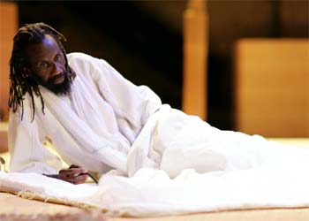 Habib Dembéle, protagonista del espectáculo de Peter Brook  Tierno Bokar. 