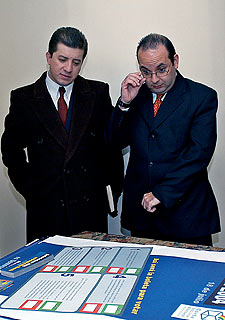 Dos observadores de la OEA, ayer en La Paz.