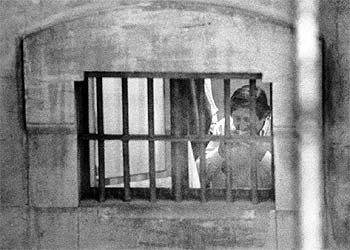 Javier de la Rosa, en la cárcel de Barcelona, en la noche del 22 de octubre de 1994. La imagen fue publicada al día siguiente en primera página de EL PAÍS 