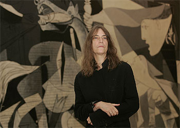 Patti Smith delante del 'Guernica', de Picasso, en el Museo Reina Sofía de Madrid, en mayo pasado.