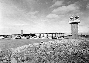Puerta principal de entrada al laboratorio nuclear de Los Álamos.