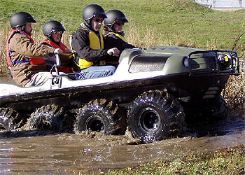 El Argo 8×8 alcanza 34 kmh. en tierra y puede navegar a 4 kmh. sobre el agua.