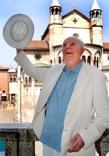 Dario Fo, frente al  duomo  de Módena.