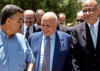 Ahmed Qurei (centro), junto al ministro palestino Saeb Erekat (derecha) y el parlamentario Azmi Shuaibi en Ramala.