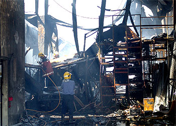 Un incendio arrasa siete naves industriales en Vilanova