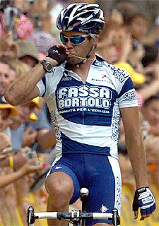 Aitor González se besa una medalla al cruzar victorioso la meta de Nimes.