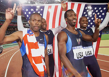 El equipo de 4 x 400 de Estados Unidos, con Johnson a la derecha en primer plano,  tras su triunfo en Sydney 2000.