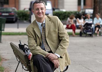 Jesús Caldera, en una plaza próxima a la sede del Ministerio de Trabajo y Asuntos Sociales.