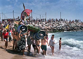 Varias personas llegan al Fórum desde el mar para manifestarse en contra del evento.