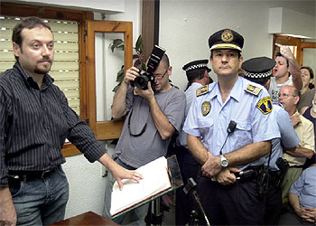 El nuevo alcalde de Puçol, Juan Manuel Busto, juraba ayer el cargo entre las protestas del público. rnrn TANIA CASTRO