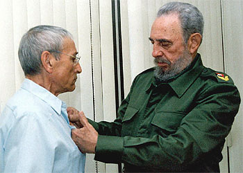 Antonio Gades es condecorado el pasado 5 de junio en La Habana por Fidel Castro.rnrn EFE