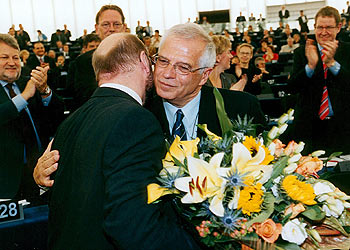 El socialista español José Borrell recibe la felicitación del presidente del Grupo Socialista Europeo, Martin Schulz.