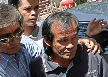 El camionero filipino Ángelo de la Cruz, en Bagdad tras ser liberado por sus secuestradores.