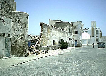 Estragos causados por las excavadoras en uno de sus muros.