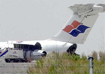 El avión que tuvo que efectuar un aterrizaje forzoso, ayer tarde en el aeropuerto de L'Alet.