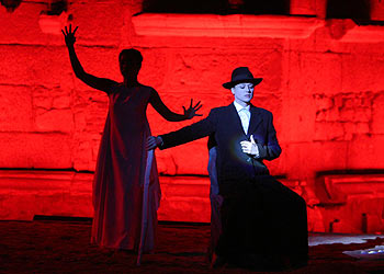 Emma Suárez, a la derecha, durante el ensayo general de  Perséfone en Mérida. 