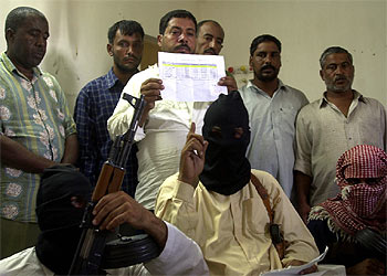 Tres insurgentes, autodenominados Los Portadores de las Banderas Negras, junto a los seis secuestrados.