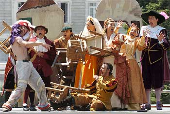 CERVANTES, A PALOS EN LOS JARDINES DE SABATINI.