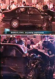 Imágenes del coche de los dos fugados tras la colisión en la confluencia de la calle de Balmes y la Ronda de la Universitat.