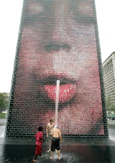 Niños jugando en la  Crown Fontaine .