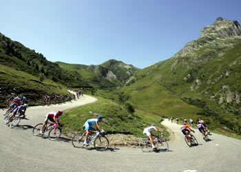 El pelotón enfila la bajada de una de las montañas ayer subidas. rnrn REUTERS