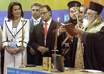 Gianna Angelopoulos-Daskalaki, presidenta del comité organizador de los Juegos Olímpicos, asiste a la bendición de la Villa Olímpica.