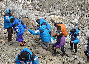 Los expedicionarios catalanes trasladan los restos de Renato Casarotto.