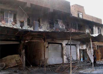 Un niño pasea por una calle de Ramadi tras los combates entre la resistencia iraquí y el Ejército de EE UU.